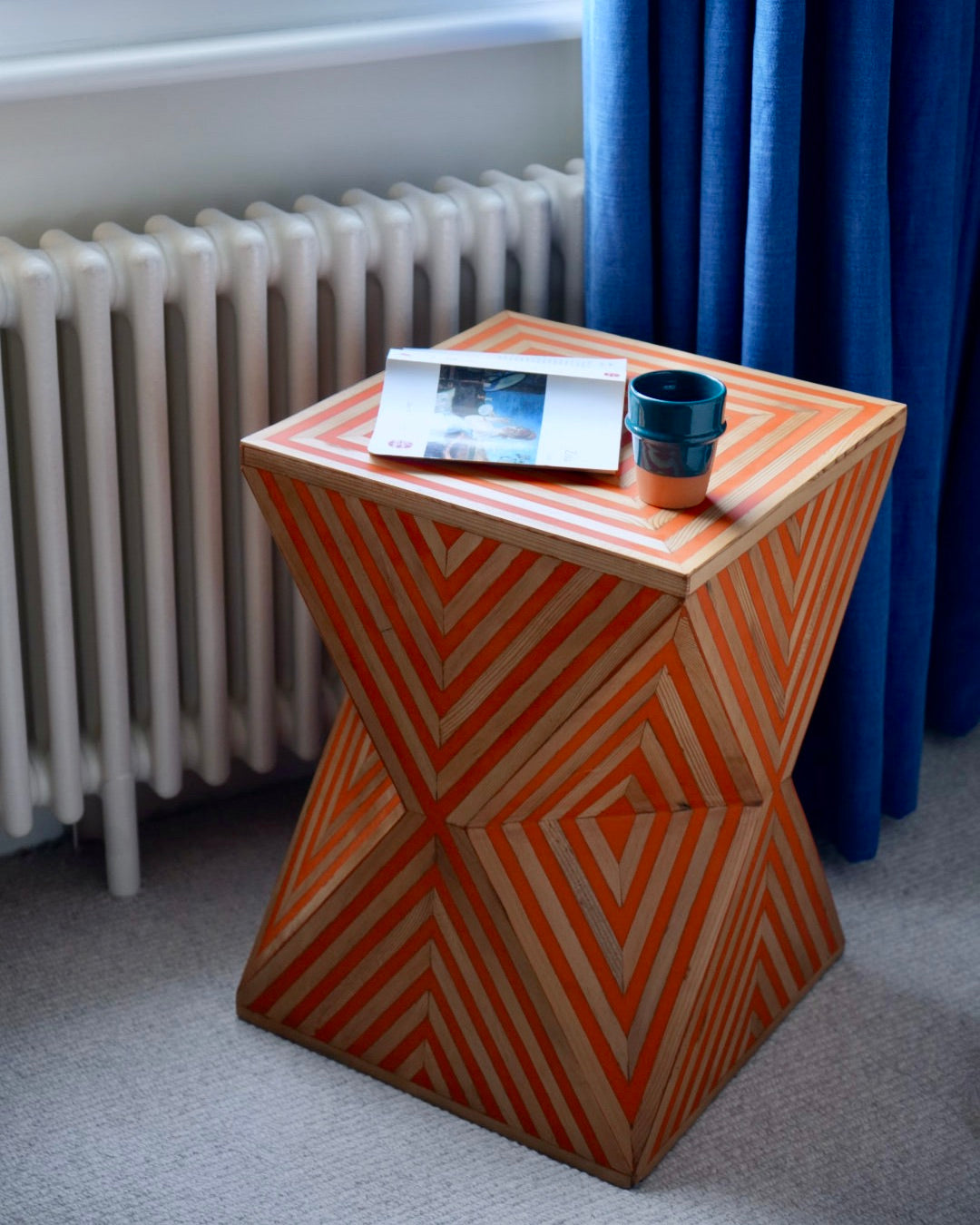 Grafik side table